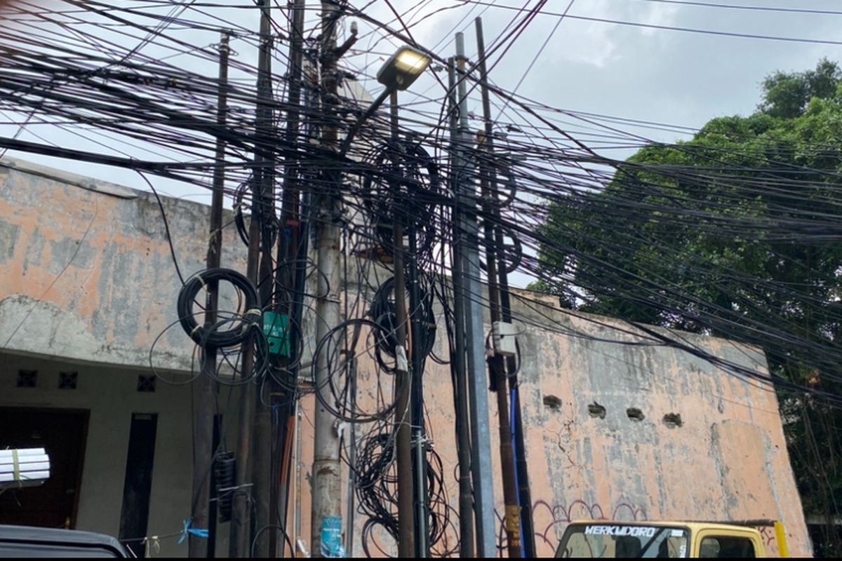 Warga Jalan Kuningan Barat Raya Resah, Kabel Semrawut Sering Picu Percikan Api
