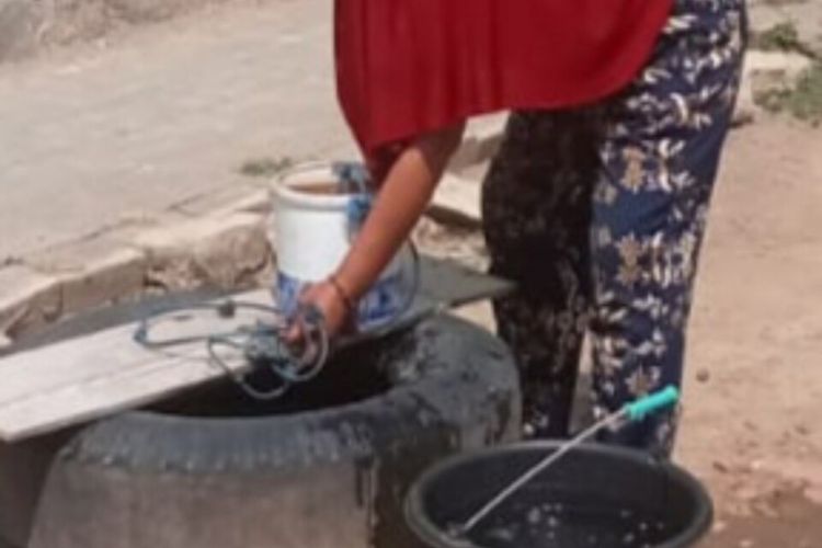 Krisis air bersih selama bertahun-tahun dirasakan warga Kota Bima, NTB. Akibatnya, warga terpaksa menggunakan air sumur yang rasanya asin untuk kebutuhan sehari-hari.