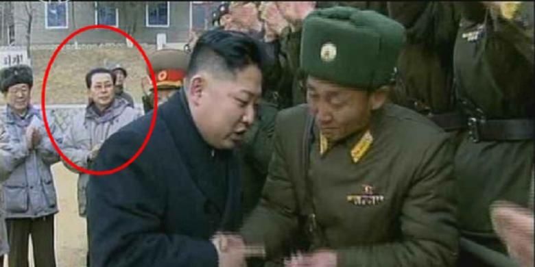 Gambar asli sebuah adegan film dokumenter The Great Comrade yang disiarkan di KCTV. Dalam gambar ini, Jang Song Thaek, paman dari pemimpin Korut Kim Jong-un terlihat (lihat lingkaran merah).