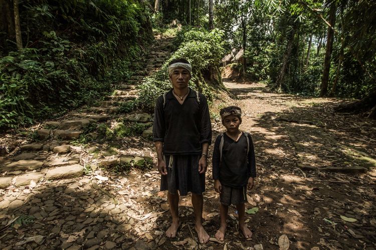 Suku Baduy Dalam melintas di Kampung Kaduketug, Desa Kanekes, Lebak, Banten, Selasa (1/3/2016).