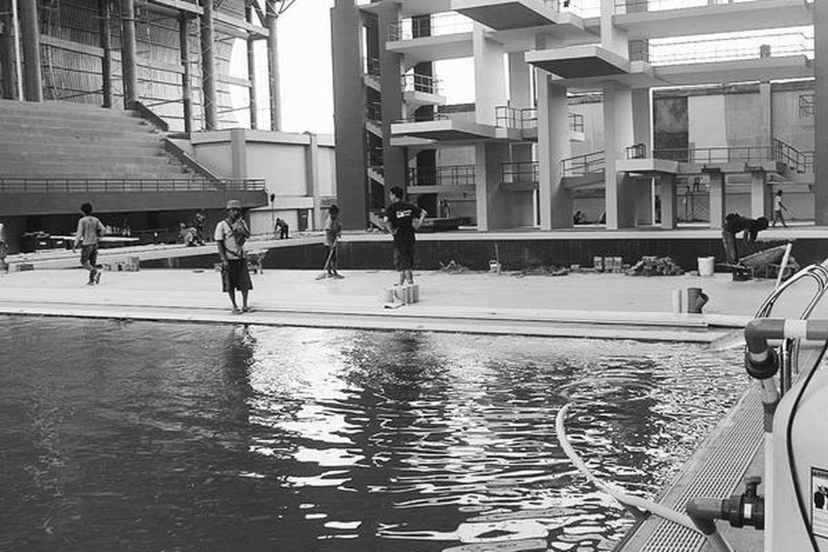 Kolam renang utama di arena akuatik untuk SEA Games XXVI di Jakabaring Sport City, Palembang, Sumatera Selatan, telah terisi air, Rabu (12/10). Setelah kolam renang utama terisi air, teknisi Myrtha Pool mulai menyiapkan kolam renang untuk nomor loncat.