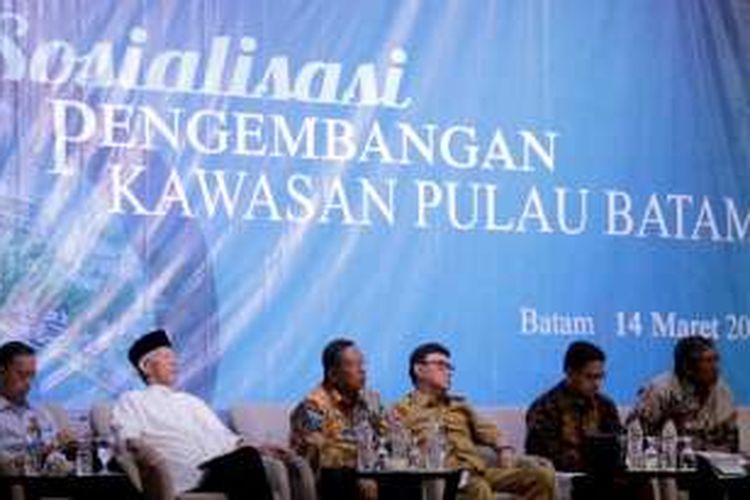 Menteri Koordinator Perekonomian Darmin Nasution (ketiga dari kiri) memimpin sosialisasi perubahan status Batam, Kepulauan Riau, Senin (14/3/2016).  Pemerintah mengubah status Batam dari kawasan perdagangan bebas menjadi kawasan ekonomi khusus.