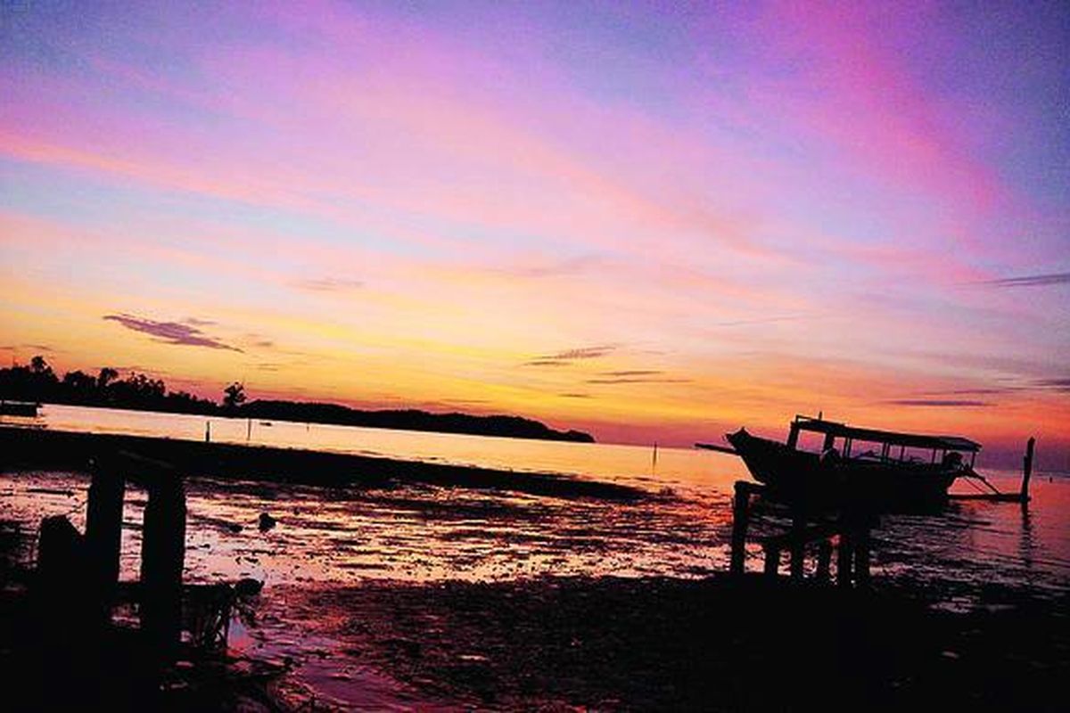 Panorama di salah satu sudut Pulau Wakai, Kepulauan Togean. Matahari terbit dan terbenam menjadi pemandangan yang bisa dinikmati dari hampir semua sudut pulau. Pemandangan matahari menjadi lebih indah karena panorama pulau yang menakjubkan.