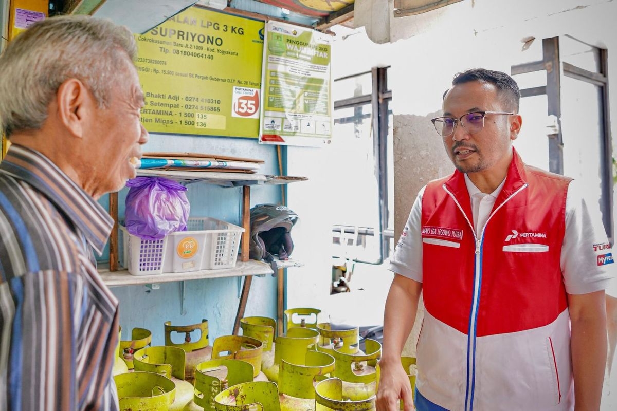 Direktur Pemasaran Regional Pertamina Patra Niaga Mars Ega Legowo Putra saat melakukan pengecekan langsung ke pangkalan LPG 3 kg di wilayah Daerah Istimewa Yogyakarta (DIY), Minggu (7/4/2024).