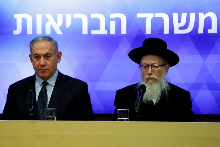 PM Israel Benjamin Netanyahu (kiri) dan Menteri Kesehatan Israel Yaakov Litzman (kanan), saat memberi keterangan di Kementerian Kesehatan Israel di Yerusalem, 4 Maret 2020.