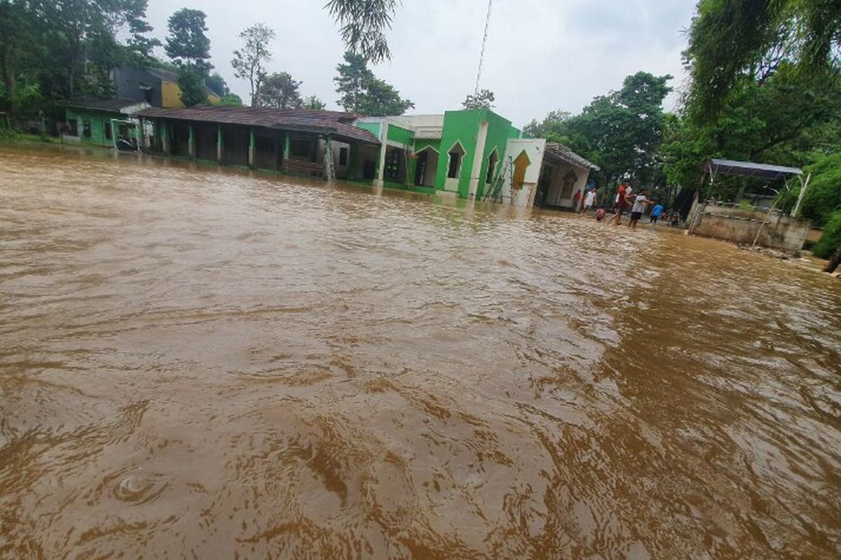 Banjir melanda perumahan Bumi Serpong Residence (BPR) yang berlokasi di Jalan Pamulang 2, Kota Tangerang Selatan pada Rabu (18/3/2020). Banjir tersebut terjadi sekitar pukul 10.00 WIB. 