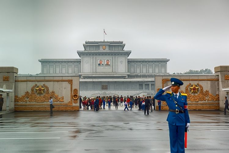 Suasana gerbang masuk menunju Kumsusan Memorial Palace of the Sun, makam Kim Il Sung dan Kim Jong Il, di Pyongyang, Korea Utara.
