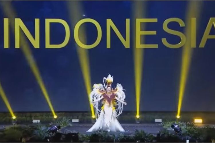 Sonia Fergina Citra saat membawakan kostum nasional di Miss Universe 2018.