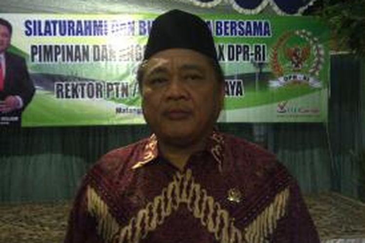 Ridwan Hisjam Wakil Ketua Komisi X DPR, saat melakukan kunjungan bertemu dengan penerima Kartu Indonesia Pintar (KIP) di Kota Malang, Jawa Timur, Senin (22/6/2015).