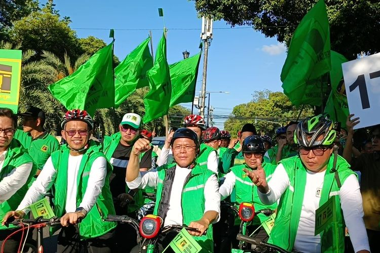 Pelaksana Tugas Ketua Umum PPP Muhamad Mardiono memakai sepeda untuk mendaftarkan bacalegnya ke kantor KPU, Menteng, Jakarta, Jumat (12/5/2023). 