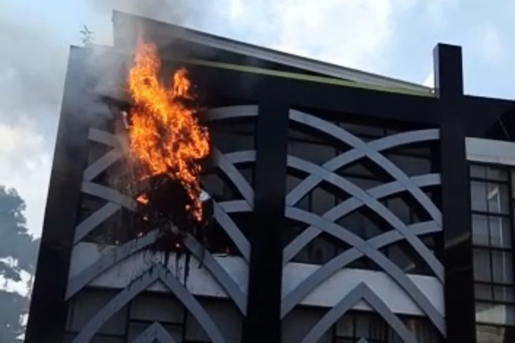 Kondisi kebakaran di gedung Inspektorat Lombok Timur, NTB, Jumat (5/5/2023)