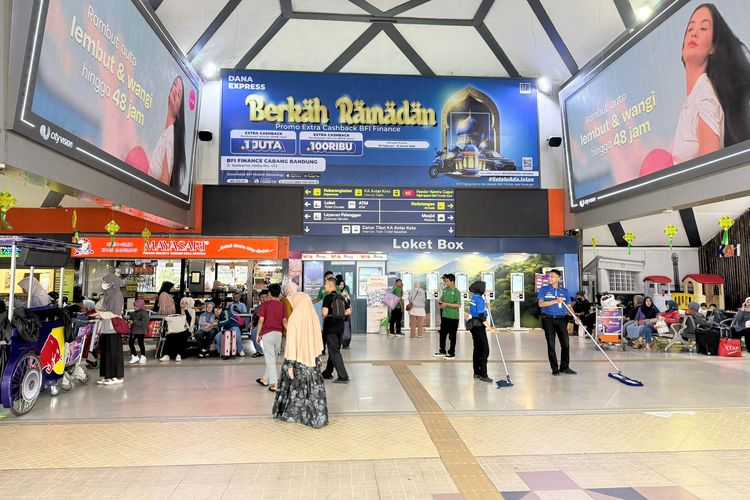 Terdapat dua perjalanan KA Malabar yang dapat dipilih pelanggan, yaitu KA Malabar Pagi dan KA Malabar Sore. Layanan ini menggunakan rangkaian kelas eksekutif dan ekonomi premium stainless steel yang memberikan kenyamanan untuk perjalanan jarak jauh.