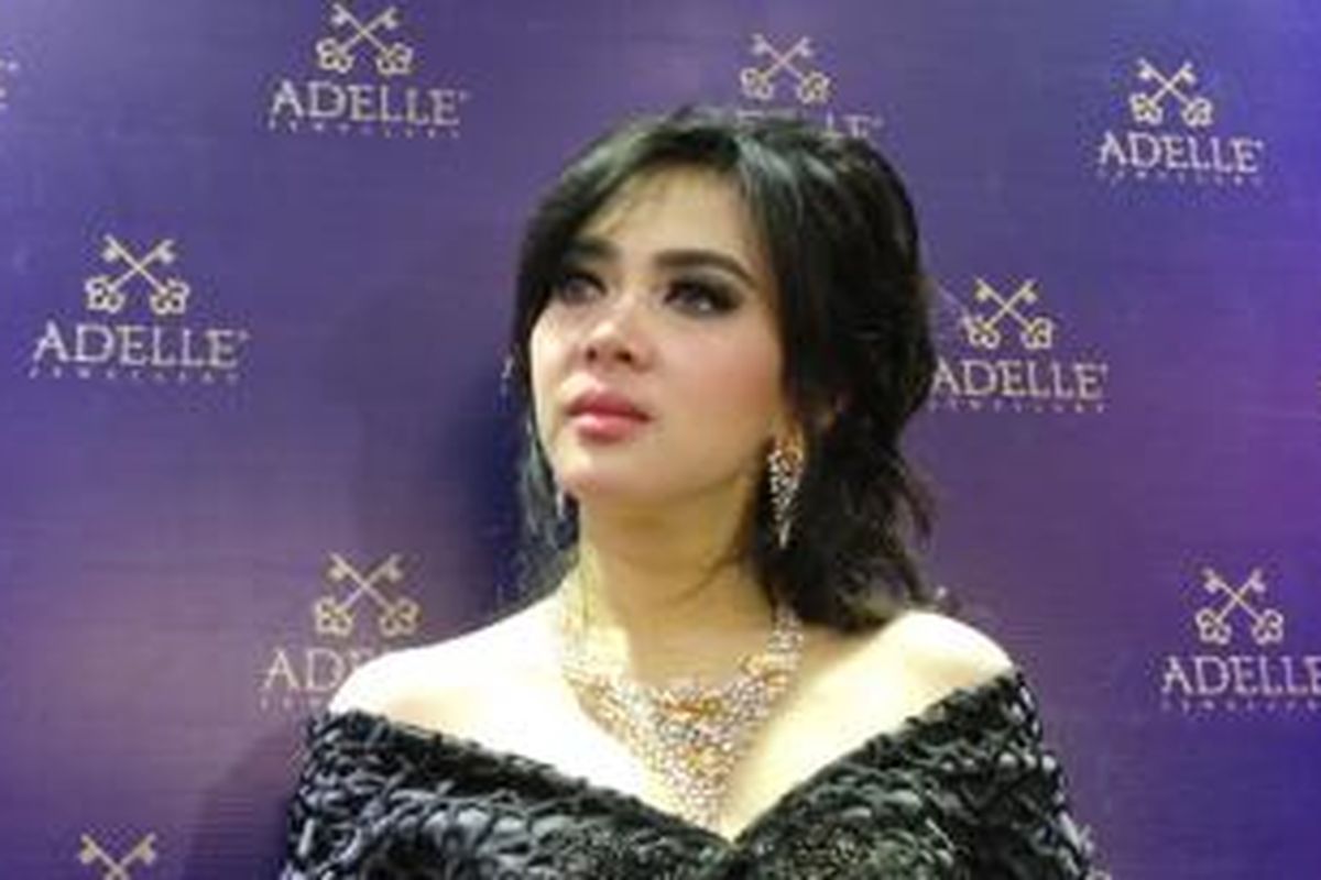 Syahrini hadir dalam pembukaan toko berlian Adelle Jewellery di Trans Studio Mall, Jalan Gatot Subroto, Bandung, Jawa Barat, Minggu (8/2/2015) malam.