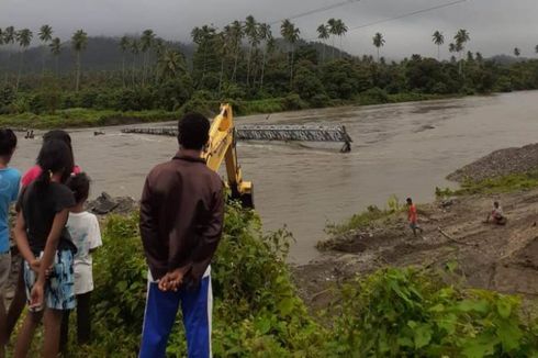 Jembatan Penghubung Tiga Kabupaten di Maluku Ambruk