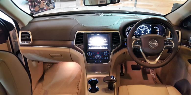 Interior Jeep Grand Cherokee Overland. 