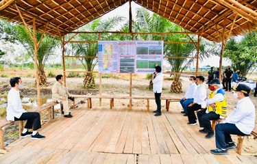Presiden Joko Widodo meninjau lokasi pengembangan food estate atau lumbung pangan nasional dalam kunjungan kerja ke Provinsi Kalimantan Tengah, Kamis (9/7/2020).  Lokasi yang pertama ditinjau untuk menjadi lumbung pangan baru di luar Pulau Jawa tersebut terletak di Desa Bentuk Jaya, Kecamatan Dadahup, Kabupaten Kapuas.