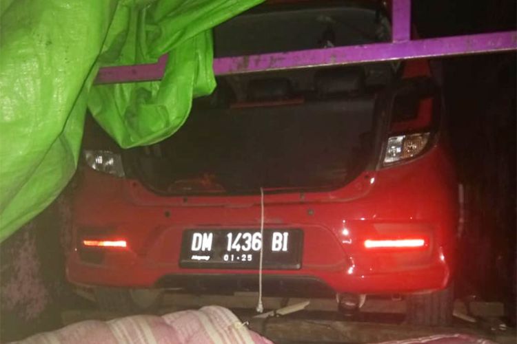 Satu unit Toyota Agya dimasukkan ke  atas bak truk untuk mengelabui petugas jaga perbatasan di Kecamatan Atinggola, Kabupaten Gorontalo Utara. Di dalam mobil ada 2 orang bersembunyi dari Sulawesi Utara untuk memaksakan diri masuk ke Gorontalo di masa PSBB.