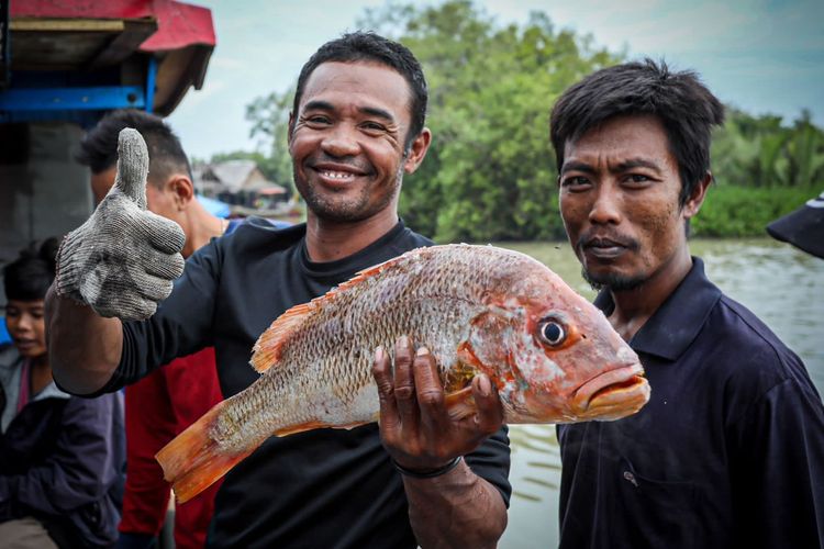 Nelayan di Pantai Labu, Deli Serdang, Sumatra Utara pada Jumat (2/12/2022). 