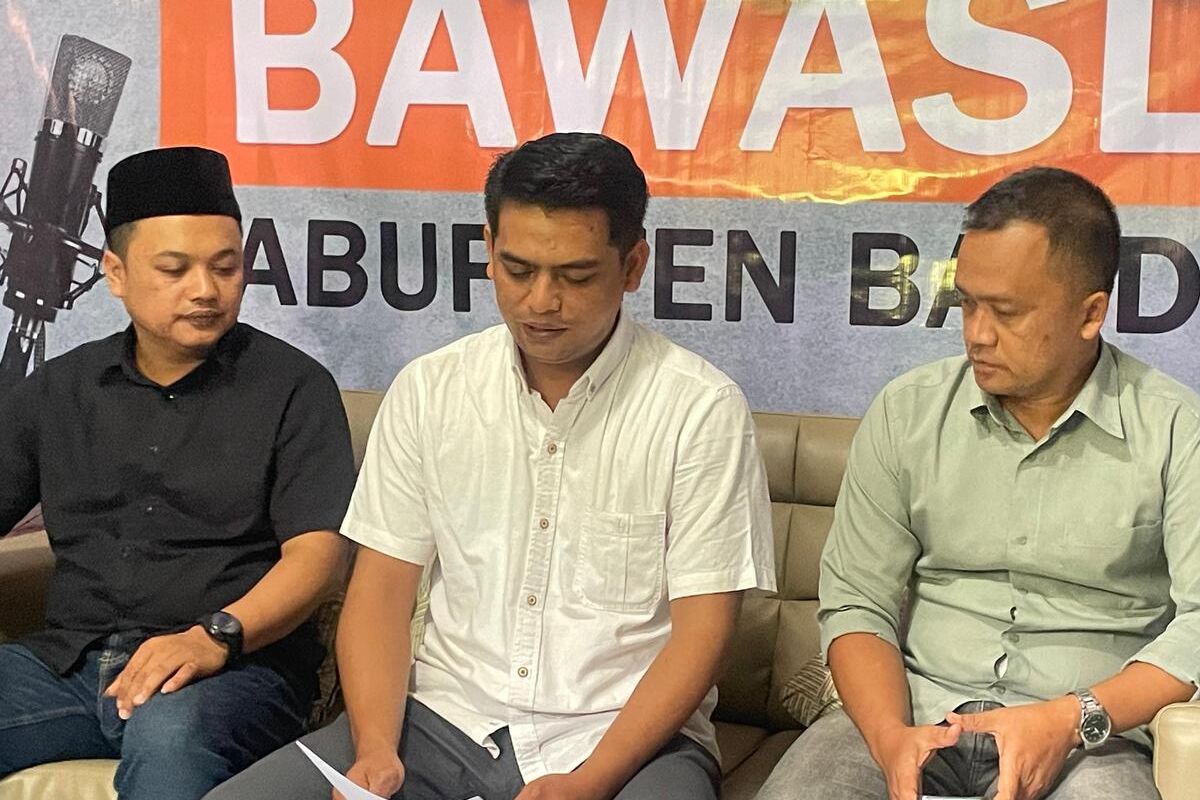 Ketua Bawaslu Kabupaten Bandung Kahpiana saat memberikan keterangan pers terkait informasi awal Calon Bupati nomor urut 2 Dadang Supriatna yang didiga berkampanye menggunakan SARA, di Kecamatan Rancabali beberapa waktu lalu