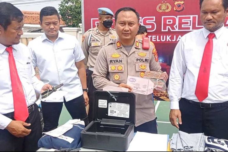Polisi menunjukkan barang bukti kasus pembobolan brankas uang salah satu perusahaan alumunium dan furnitur di Karawang di Mapolsek Telukjambe Timur, Karawang, Jawa Barat, Kamis (3/11/2022).