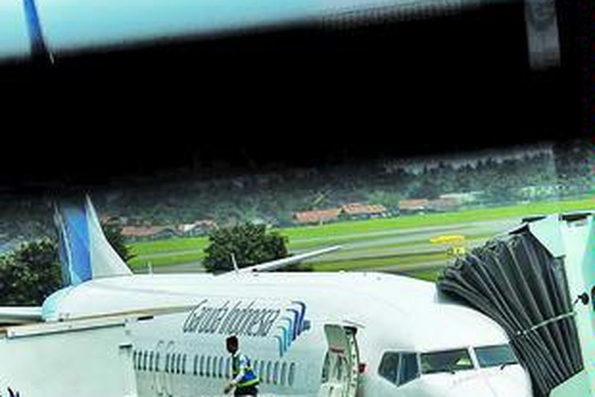 Sebuah pesawat milik PT Garuda Indonesia Tbk tampak bersiap terbang di Bandar Udara Internasional Soekarno-Hatta, Jakarta, Kamis (10/2). PT Garuda Indonesia Tbk yang sebelumnya telah melakukan penawaran saham perdana atau initial public offering (IPO) siap dicatatkan di Bursa Efek Indonesia dengan kode saham GIAA pada hari Jumat ini.