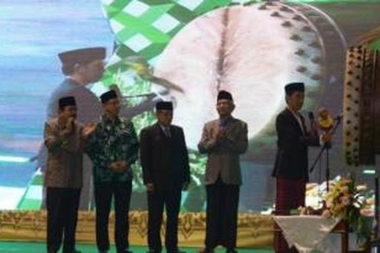 Presiden RI, Joko Widodo didampingi Rais Akbar PBNU, KH Mustofa Bisri, Ketua Umum PBNU, KH Said Agil Siradj, Menteri Agama, Lukman Hakim Saifudin dan Gubernur Jatim, Soekarwo menabuh bedug saat membuka Muktamar ke-33 NU di alun-alun Jombang, Sabtu (1/3/2015). 