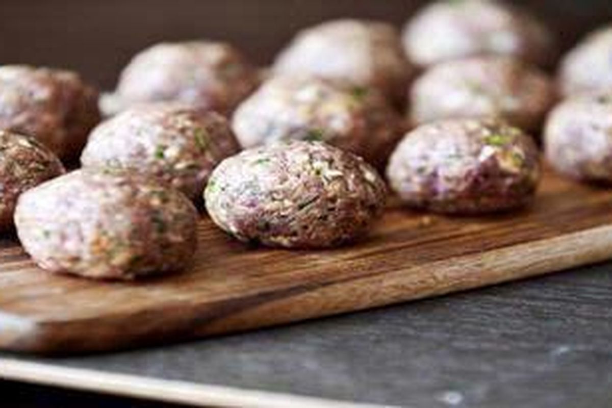 ILUSTRASI: Di tangan Pratama, keong yang selama ini hanya menjadi hama padi dan musuh petani, diteliti untuk menjadi bahan daging bakso yang lezat dan menguntungkan.