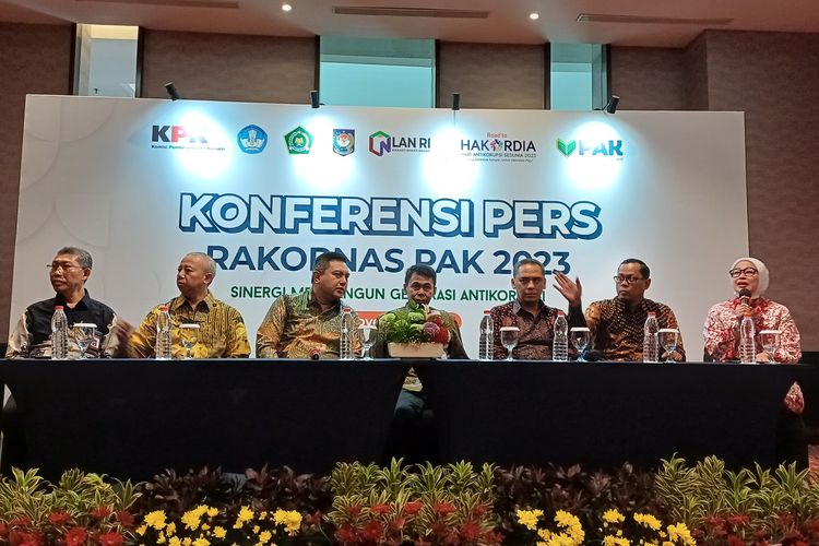 Deputi Pendidikan dan Peran Serta Masyarakat (Depkermas) (KPK Wawan Wardiana (nomor dua dari kanan) mengingatkan kepala sekolah tidak ugal-ugalan mengelola dana Bantuan Operasional Sekolah (BOS) dalam konferensi pers Rapat Koordinasi Antikorupsi Nasional Pendidikan Antikorupsi (Rakornas Pak) di Jakarta Selatan, Kamis (30/11/2023). Hadir dalam konferensi itu Ketua KPK smeentara Nawawi Pomolango (tengah), Irjen Kemendagri Tomsi Thohir (sebelah kiri Nawawi), dan lainnya.
