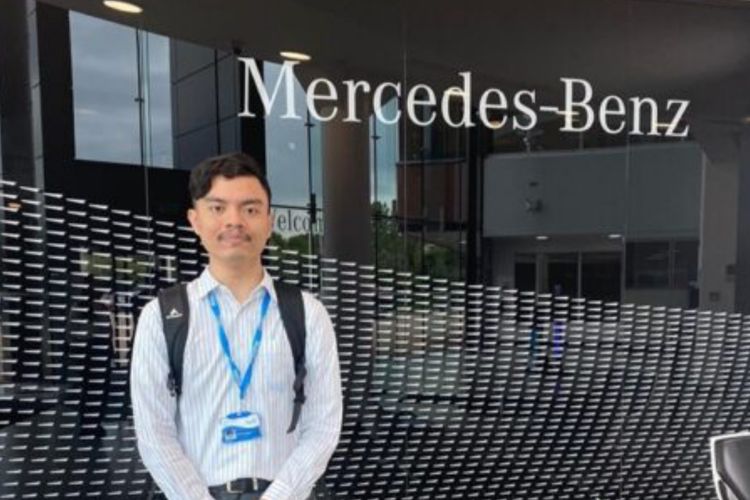 Mahasiswa UB Roihan Abdulloh memberikan cara magang di Mercedes Benz. 