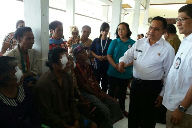 Wakil Bupati Malaka Daniel Asa (tengah baju putih celana hitam) saat berada di Rumah Sakit Umum Betun dan berbicara dengan warga yang sedang mengikuti pengobatan mata, beberapa waktu lalu.