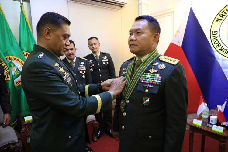  Kepala Staf Angkatan Darat (KSAD) Jenderal Dudung Abdurachman menerima tanda kehormatan “Combat Kagitingan Badge dari Panglima Angkatan Darat Letnan Jenderal Romeo S Brawner Jr di Markas Besar Angkatan Darat Filipina, Manila, Filipina, Kamis (25/8/2022).