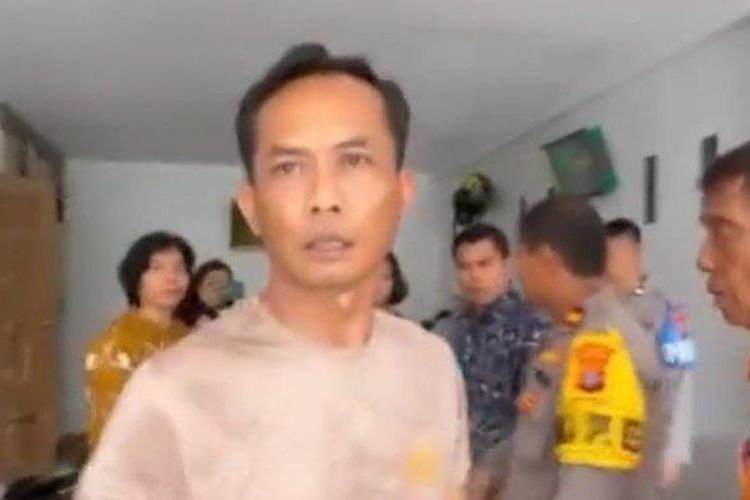 Tangkapan layar video saat Iptu Supriadi berdebat dengan penyidik Subdit IV Renakta Ditrreskrimum Polda Sumut yang hendak menyita ponselnya Jumat (15/3/2024).
