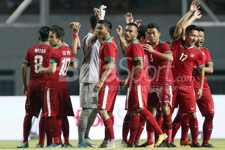 Pemain Timnas Indonesia U-19 sebelum memulai babak kedua melawan Timnas Thailand U-19 di Stadion Wibawa Mukti, Kabupaten Bekasi, Jwa Barat, Minggu (8/10/2017). Timnas Indonesia U-19 menang 3-0. 