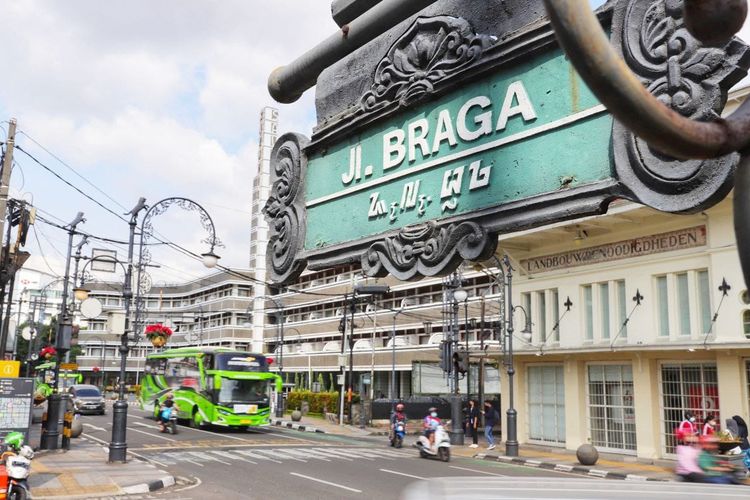 Suasana Jalan Braga, Kota Bandung. 