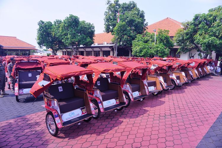 Sebanyak 100 becak listrik sedang diparkir di halaman Rumah Dinas Walikota Pasuruan Adi Wibowo yang dibagikan kepada 100 tukang becak lansia, Kamis (11/12/2025). 