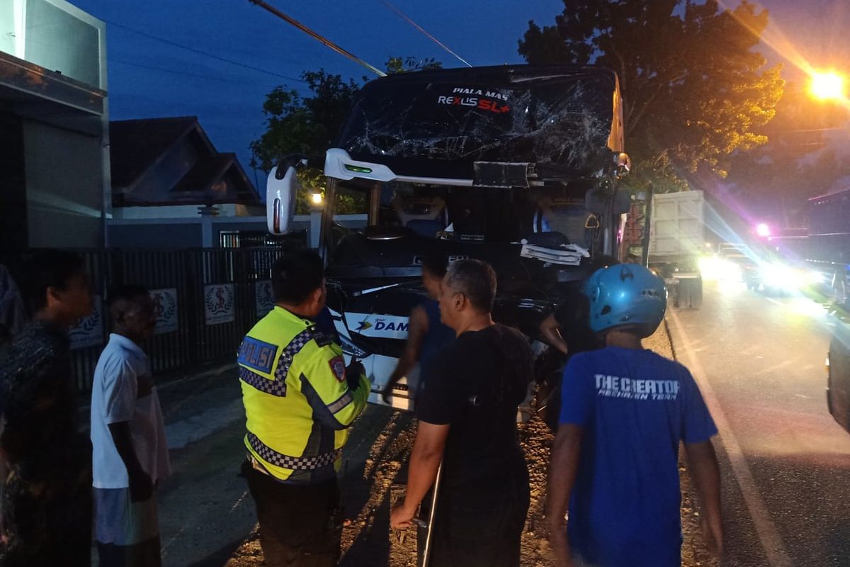 Kondisi Bus Damri setelah berhasil diderek paska laka tunggal. 