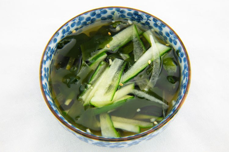 Ilustrasi sup timun dan rumput laut dingin khas Korea. 
