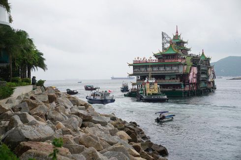 Restoran Apung Raksasa Hong Kong Terbalik di Laut China Selatan