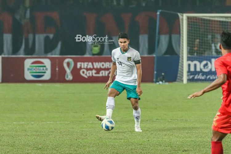 Bek timnas U20 Indonesia, Muhammad Ferarri, sedang menguasai bola ketika bertanding di Stadion Patriot Candrabhaga, Bekasi, Jawa Barat, 10 Juli 2022.