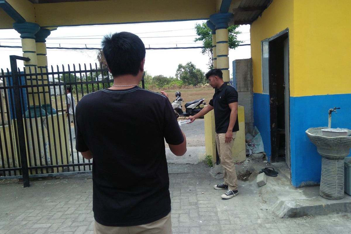 Polisi saat mendatangi dan melakukan pemeriksaan di sekolah, tempat mata korban ditusuk menggunakan tusuk bakso hingga mengalami buta.