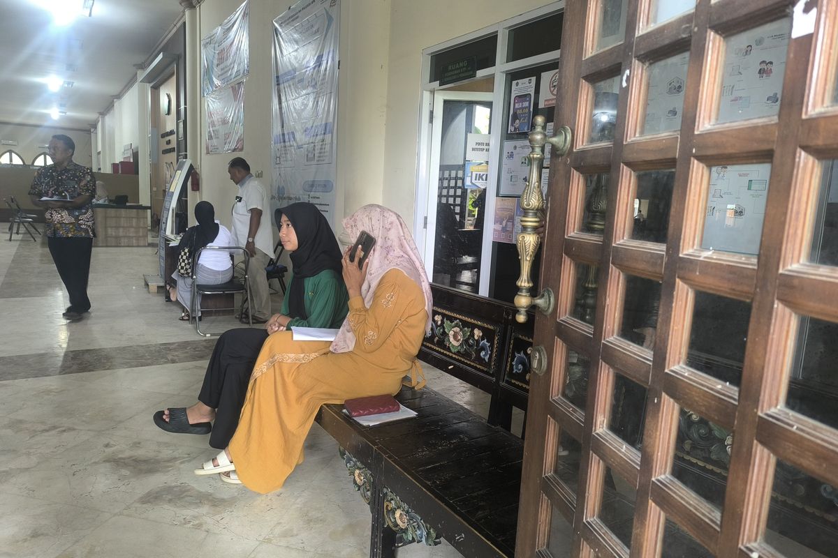 Sejumlah masyarakat menunggu panggilan antrean di MPP Pamekasan, Jumat (11/7/2025).