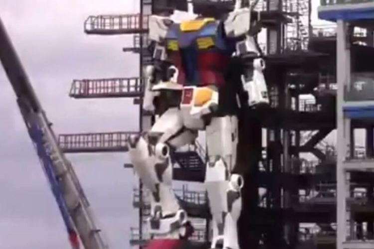 Robot Gundam asli tipe RX-78-2 saat melangkahkan pijakan pertamanya di Pelabuhan Yokohama, Jepang.