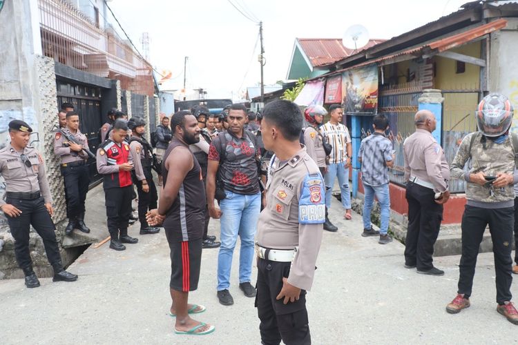 Puluhan Anggota Polres Jayapura, saat mengamankan lokasi konflik internal yang terjadi antara KNPB di PBN Purwodadi, Distrik Sentani, Kabupaten Jayapura, Papua, Jumat, (18/8/2023).