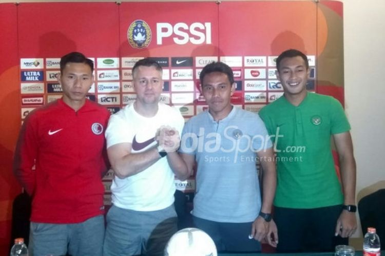 Dari kiri ke kanan: Pemain dan pelatih timnas Hong Kong Yapp Hung Fai serta Gary White dan pelatih dan pemain timnas Indonesia, Bima Sakti serta Hansamu Yama, dalam jumpa pers di Grand Zuri, Cikarang, Senin (15/10/2018).
