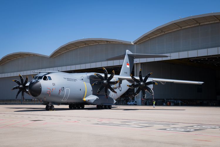 Pesawat angkut militer A400M selesai dicat dengan livery TNI AU di pabrik Airbus di Seville, Spanyol.
