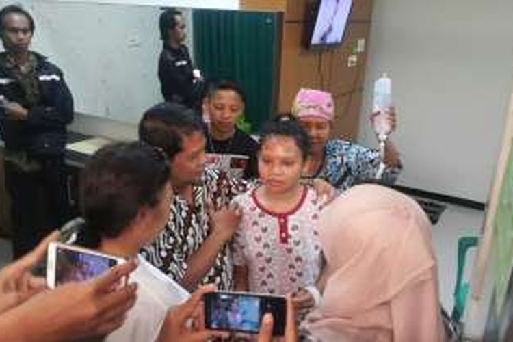 Foto : Kepala Dinas Tenaga Kerja Kabupaten Ponorogo, Bedianto berbincang dengan Fadila Rahmatika, tenaga kerja wanita asal Desa Sukorejo, Kecamatan Sukorejo saat menengok di Rumah Sakit Darmayu Ponorogo, Jumat ( 6/1/2017)