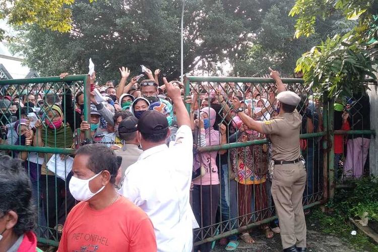Ratusan warga tampak berebut pembagian sembako di halaman Kantor Baznas, Cibinong, Kabupaten Bogor, Jawa Barat, Senin (20/4/2020).