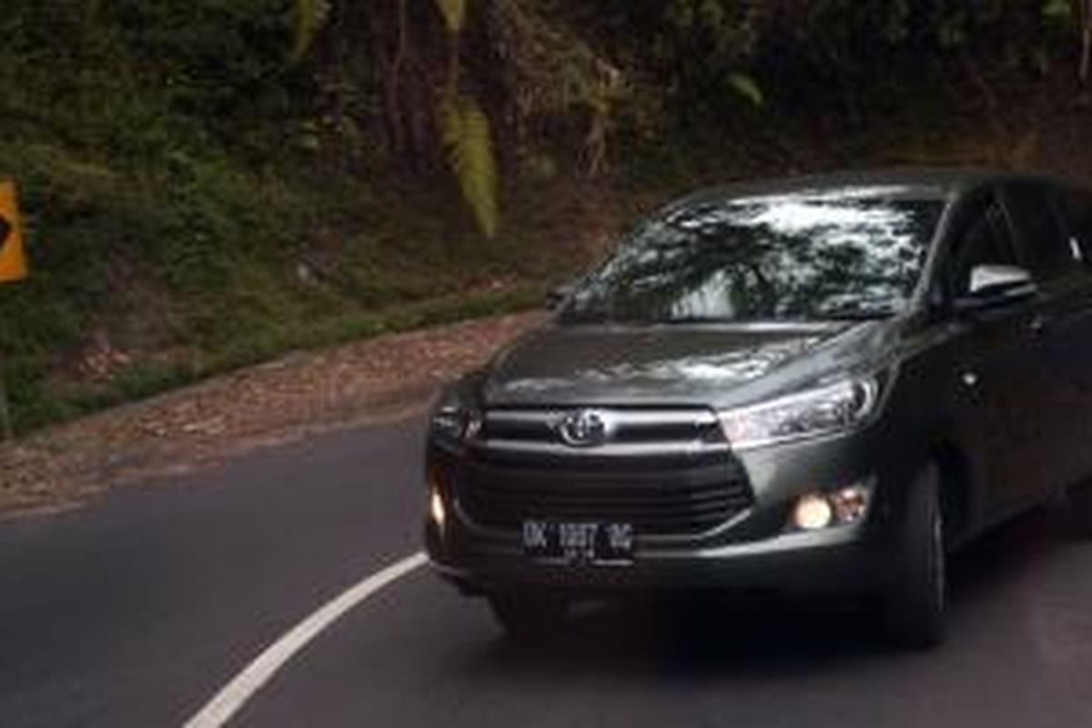 Toyota All-New Kijang Innova menanjak di salah satu jalan di Bali.