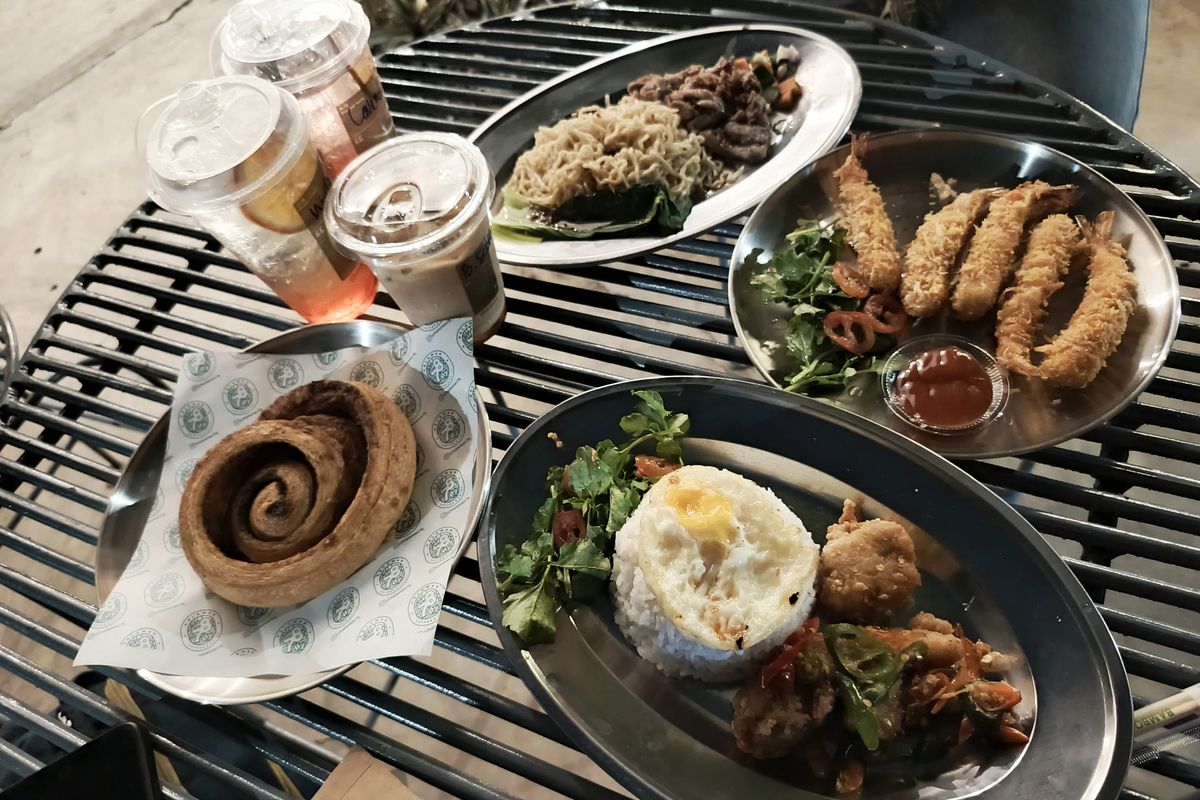 Menu makanan dan minuman Halaman 78 salah satu cafe yang berada di antara Museum Pendidikan dan Taman Ekspresi dengan pemandangan sungai Kalimas Surabaya.
