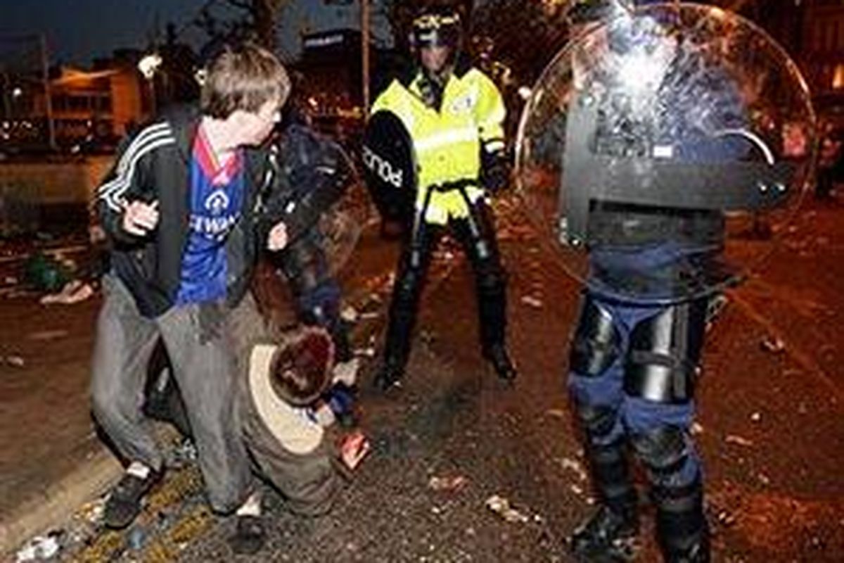 Suporter Glasgow Rangers bentrok dengan polisi, setelah timnya dikalahkan Zenit St Petersburg di final Piala UEFA.